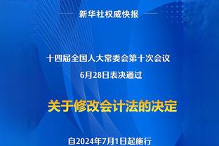 本场英雄！赛后鲍尔默在球员通道迎接威少和小威少